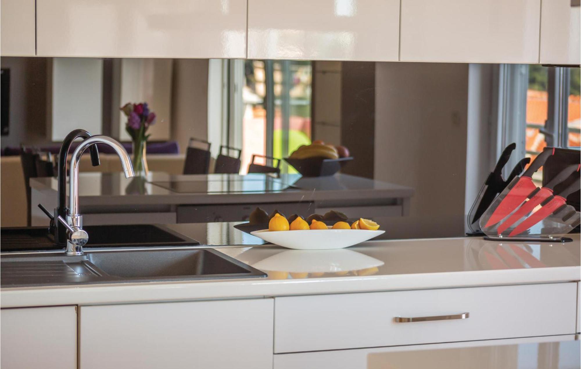 Lovely Apartment In Makarska With Kitchenette Esterno foto