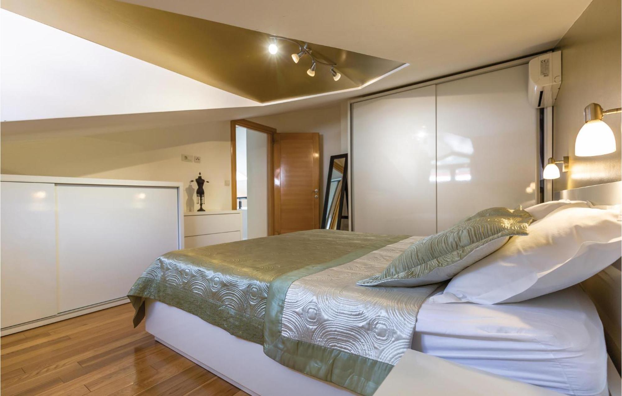 Lovely Apartment In Makarska With Kitchenette Esterno foto