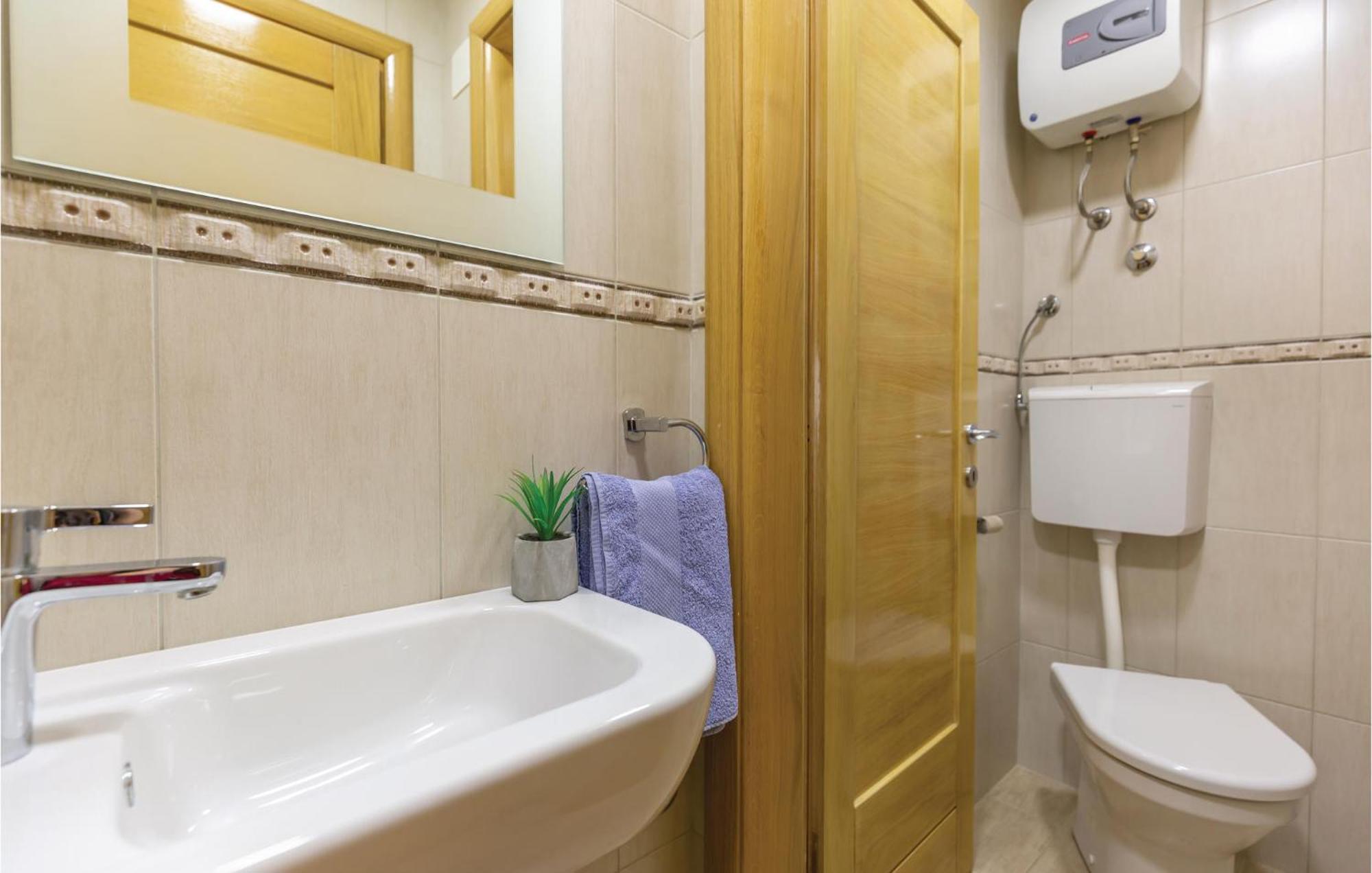Lovely Apartment In Makarska With Kitchenette Esterno foto