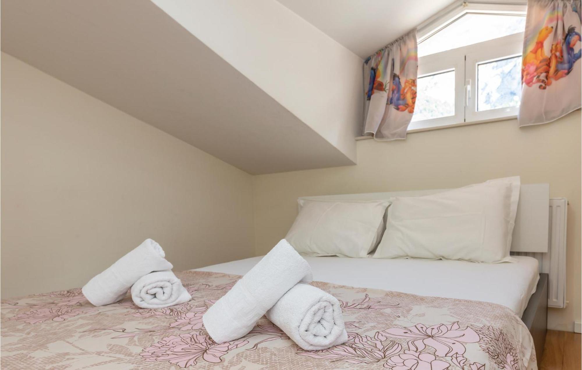 Lovely Apartment In Makarska With Kitchenette Esterno foto