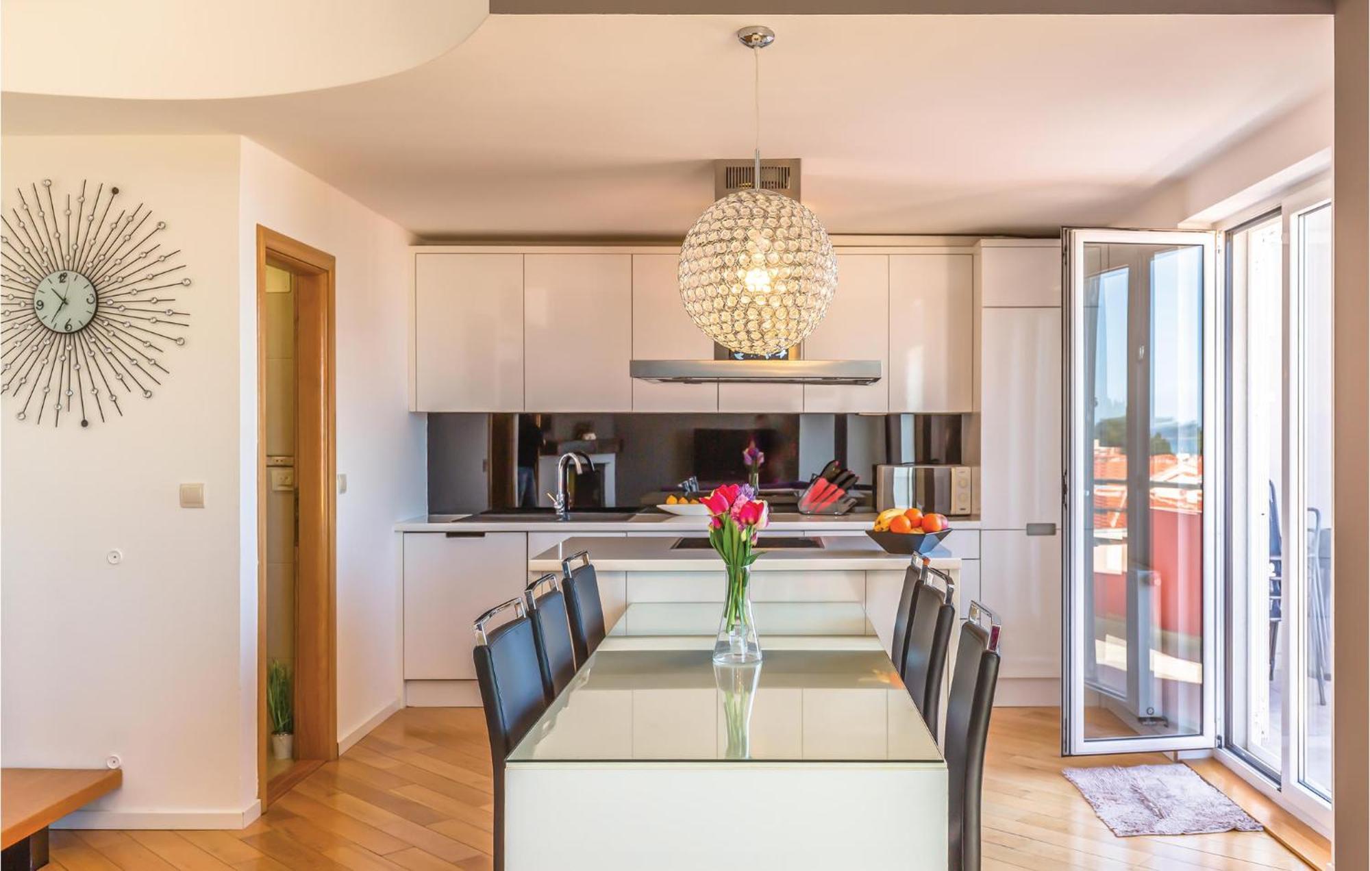 Lovely Apartment In Makarska With Kitchenette Esterno foto
