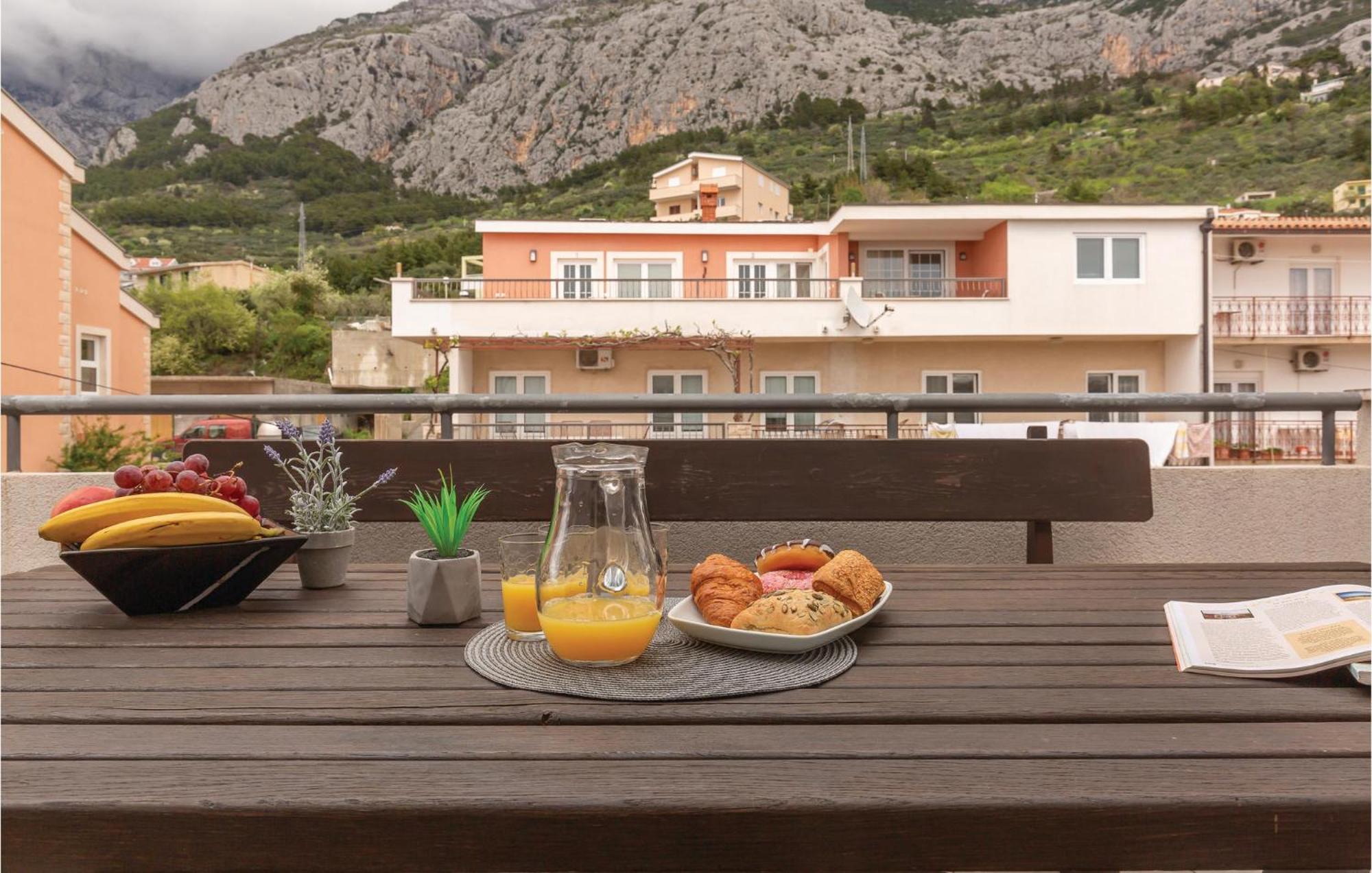 Lovely Apartment In Makarska With Kitchenette Esterno foto